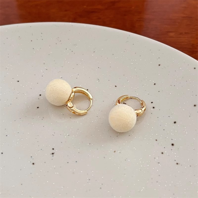 Korean pearl autumn and winter new earrings for women, with a light luxury and high-end feel, and a niche design. The ear buckles are simple, fashionable and unique earrings details Picture