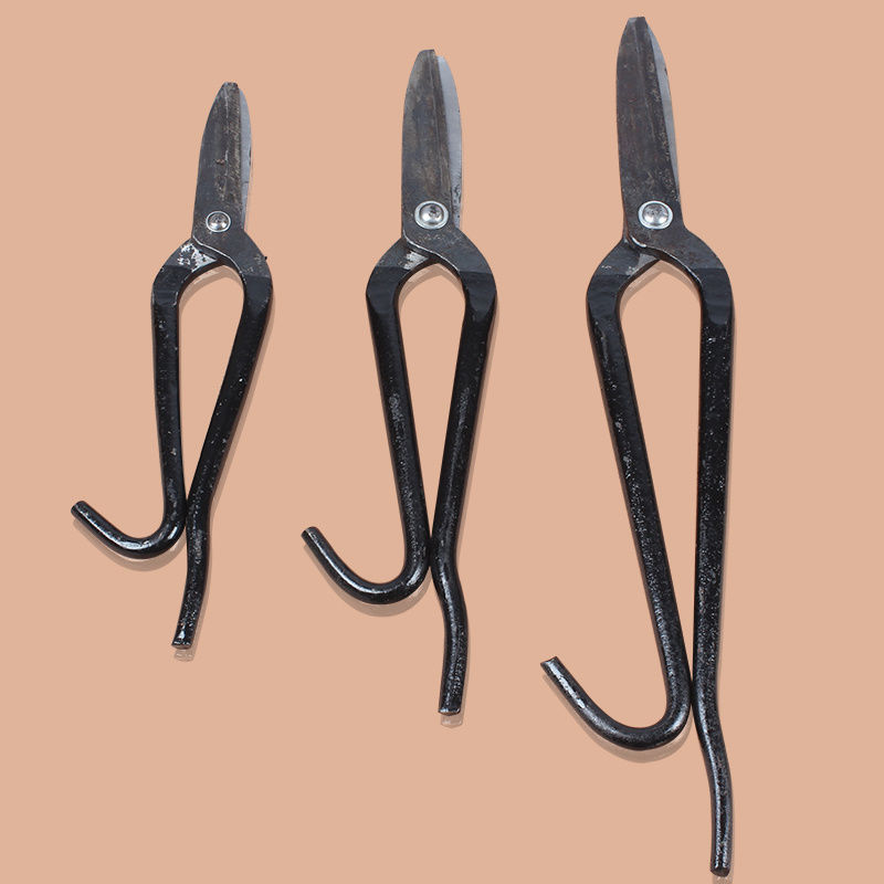 Old-fashioned iron sheet scissors, galvanized iron scissors, bent handles, five-lotus steel forged iron sheet scissors, stainless steel scissors, light steel keel scissors Application Scenario