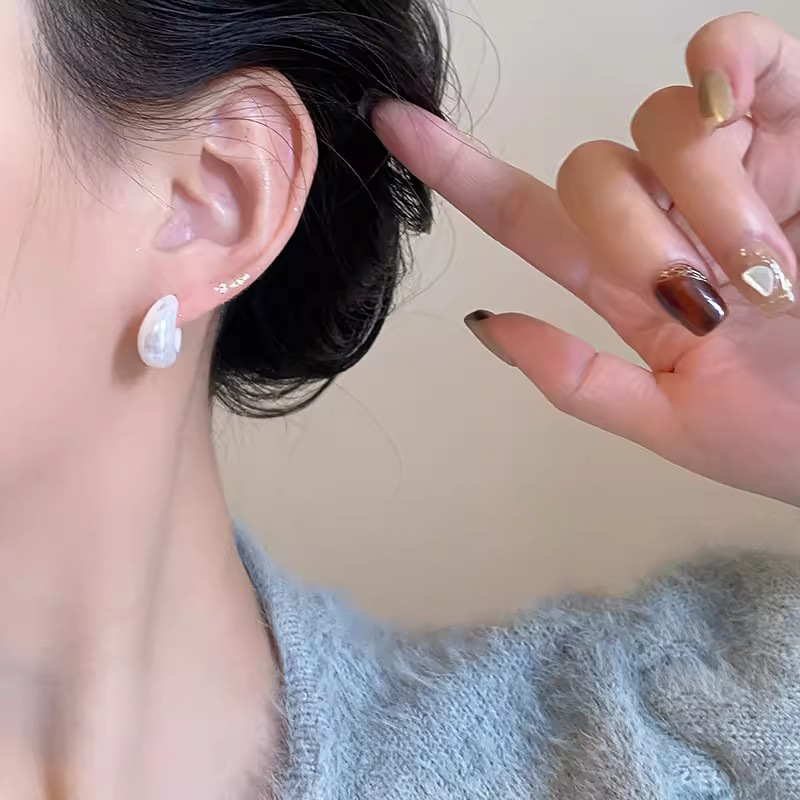 Retro style pearl C-shaped stud earrings for women, simple and versatile, high-end and elegant earrings, Hong Kong style and quality earrings wholesale Specification drawing