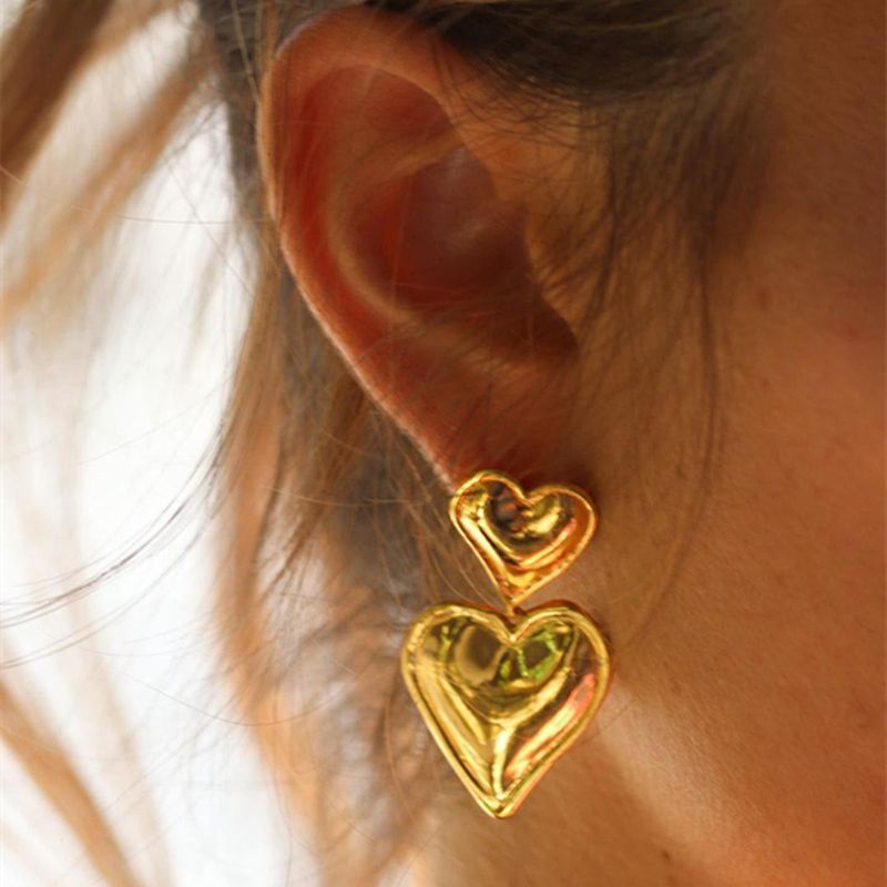 The popular cross-border Amazon heart-shaped pendant earrings from Europe and America are creative, simple and fashionable, with a metallic touch and heart-shaped stud earrings for women details Picture