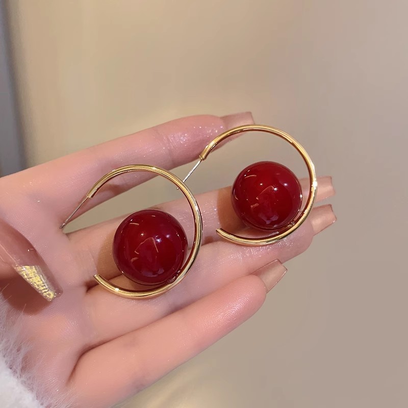 Early spring red exaggerated large pearl stud earrings for women, a niche design with a high-end feel, a unique and fashionable New Year's ear accessory Application Scenario