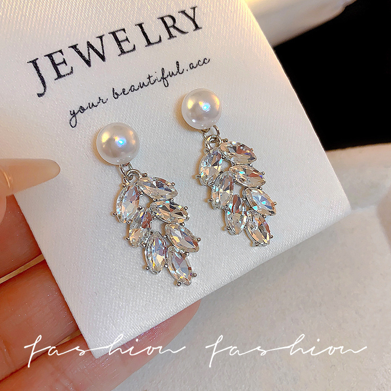 Tassel zircon leaf earrings for women, a light luxury and high-end pearl earpiece, a new bestseller accessory of Chanel in 2025 Application Scenario