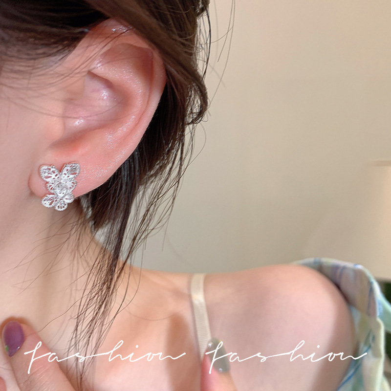 The cool and refreshing hollowed-out butterfly stud earrings feature a unique and unique design, a super ethereal French retro and versatile style, and are small earrings for women Specification drawing