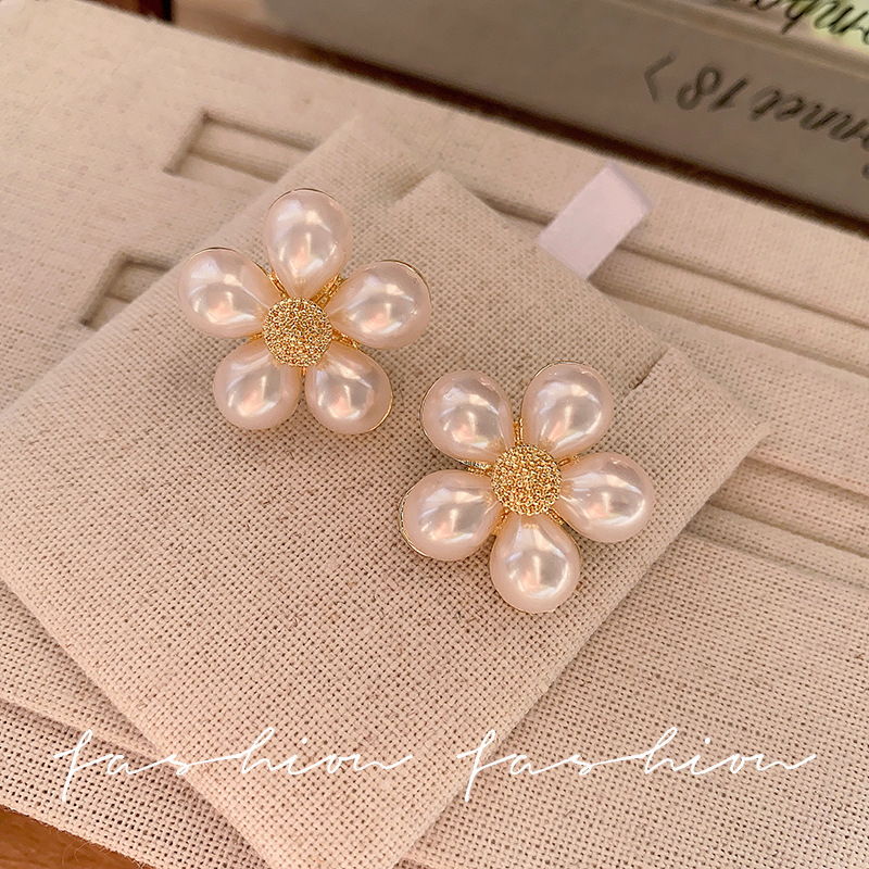 Fashionable flower pearl stud earrings for women, high-end and light luxury earrings, diamond-encrusted French new style, exquisite and elegant earring accessories Application Scenario