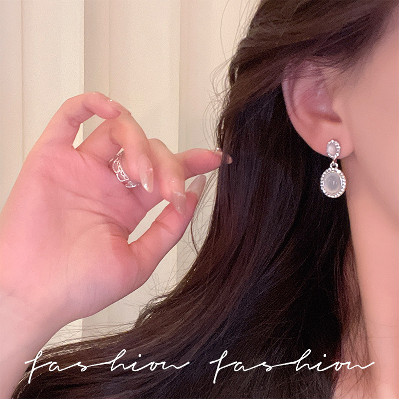 Small and exquisite cat's eye teardrop-shaped stud earrings with a unique and high-end feel for women, diamond-encrusted earrings, and a light luxury and elegant ladylike pendant Specification drawing