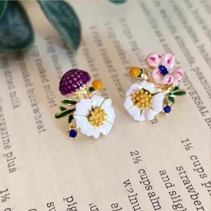 Enamel flower stud earrings for girls in spring, a sweet girl with a forest-like temperament, high-end earrings, stylish and cute, asymmetrical earrings details Picture