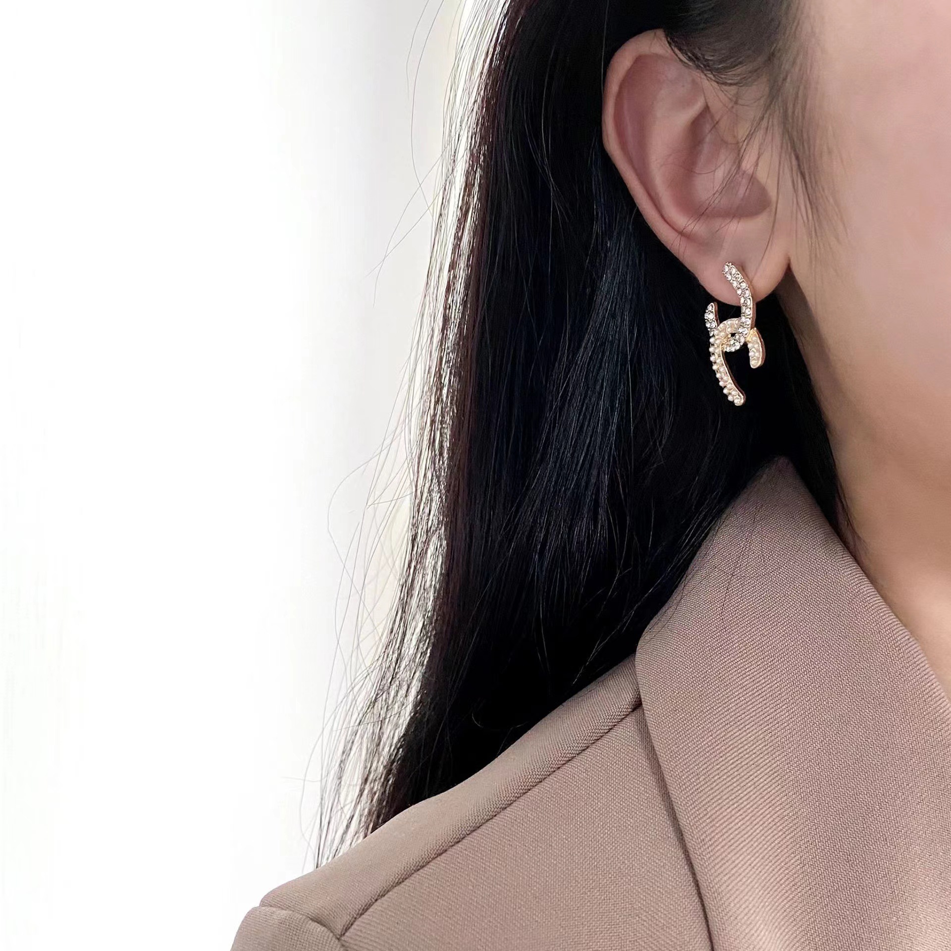 The S925 silver needle French design cross-geometric pearl stud earrings exude an elegant and refined charm. The small chanel-style earrings are sweet and fashionable details Picture