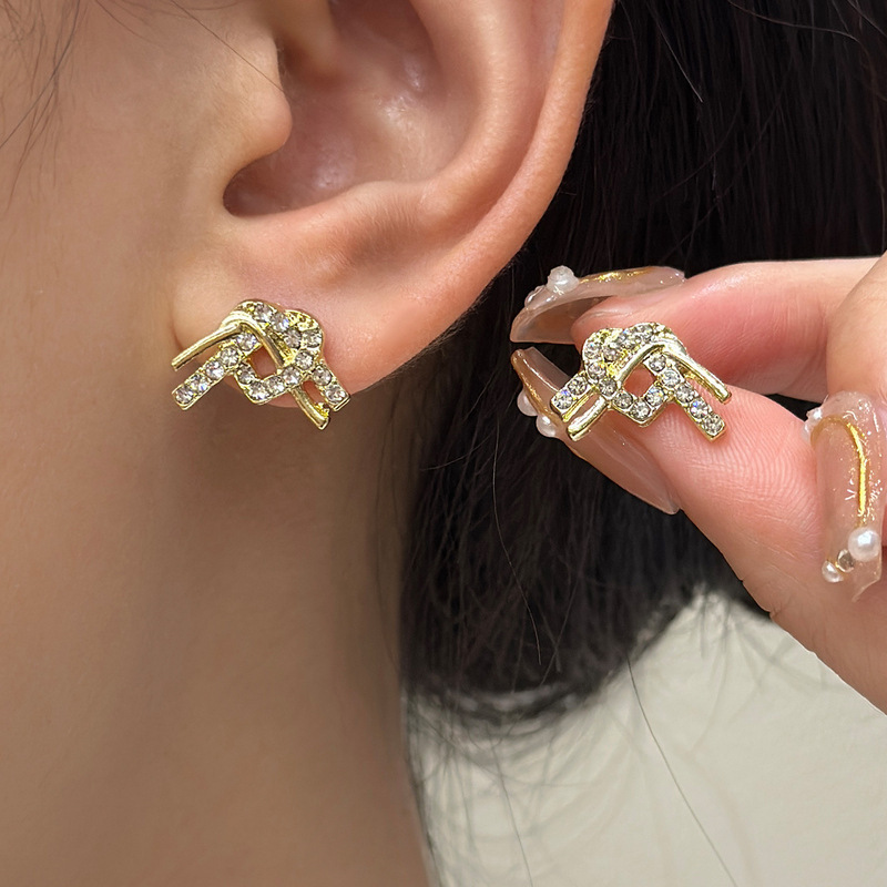 Korean simple and individual knotted heart-shaped earrings with diamonds, small, versatile and fashionable design stud earrings full figure