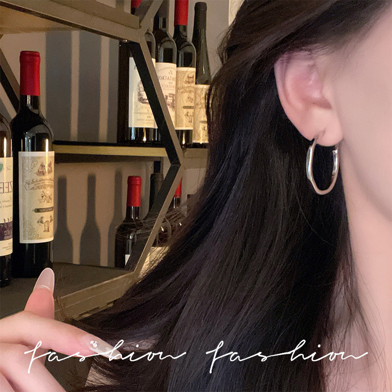 Retro exaggerated circle earrings for women in summer 2025, a new bestseller with a high-end feel. Plain ring, niche and elegant ear ring Specification drawing