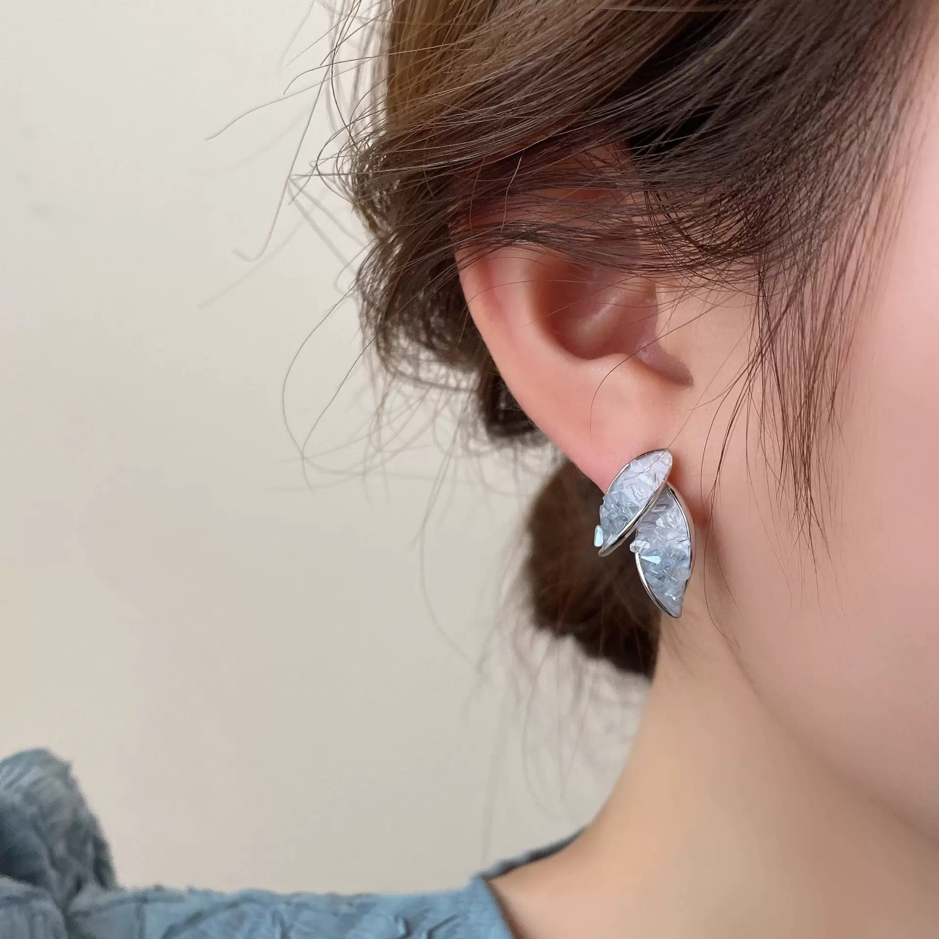 Fashionable forest-themed gradient blue crystal leaf stud earrings with a light luxury three-dimensional effect and unique leaf design Specification drawing