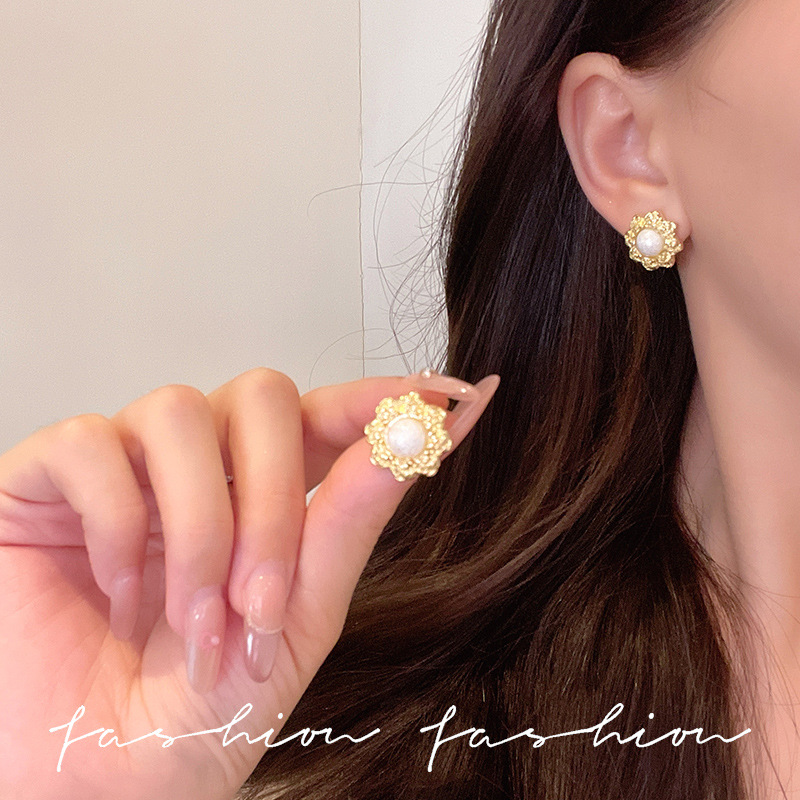 Vintage irregular geometric pleated pearl stud earrings, French retro style earrings, unique and individual new earrings details Picture
