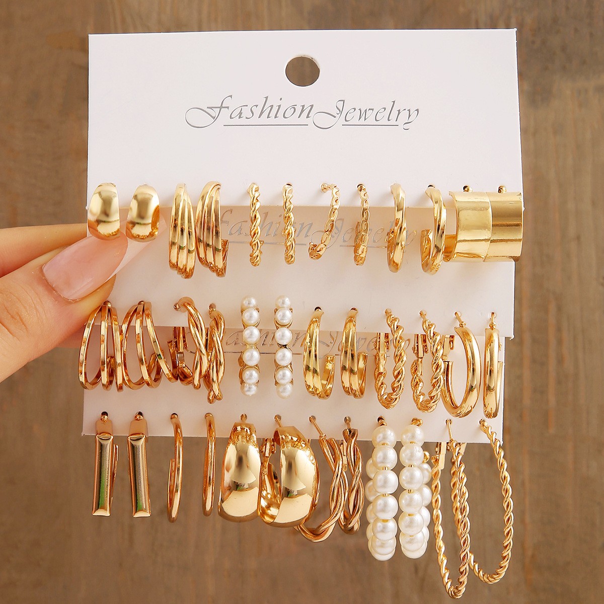 A 18-piece set of fashionable, creative and exquisite C-shaped geometric pearl metal earrings, a popular cross-border accessory from Europe and America for women full figure