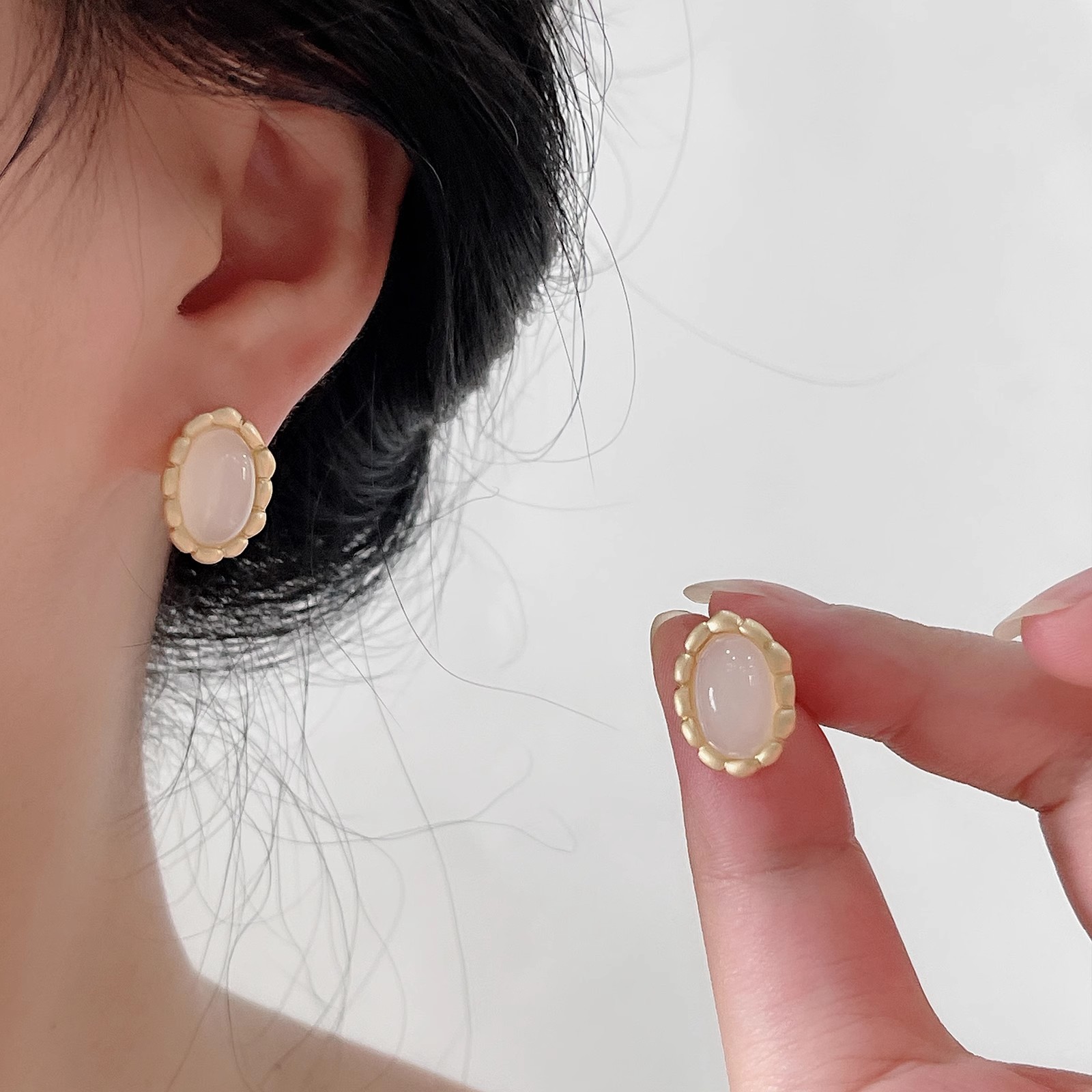 French retro and elegant stud earrings for women, golden oval lace geometric earrings, niche design, fashionable earrings full figure