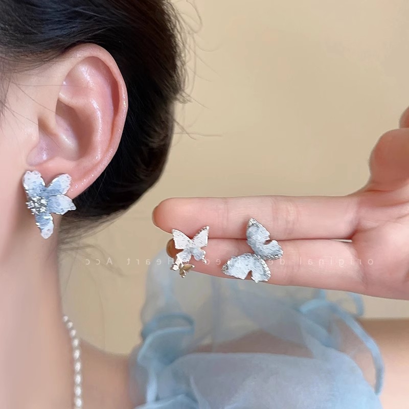 Copper micro-inlaid zircon butterfly stud earrings, a niche design for women, exude a sense of high-end luxury and exquisite craftsmanship. New trend in 2025 details Picture