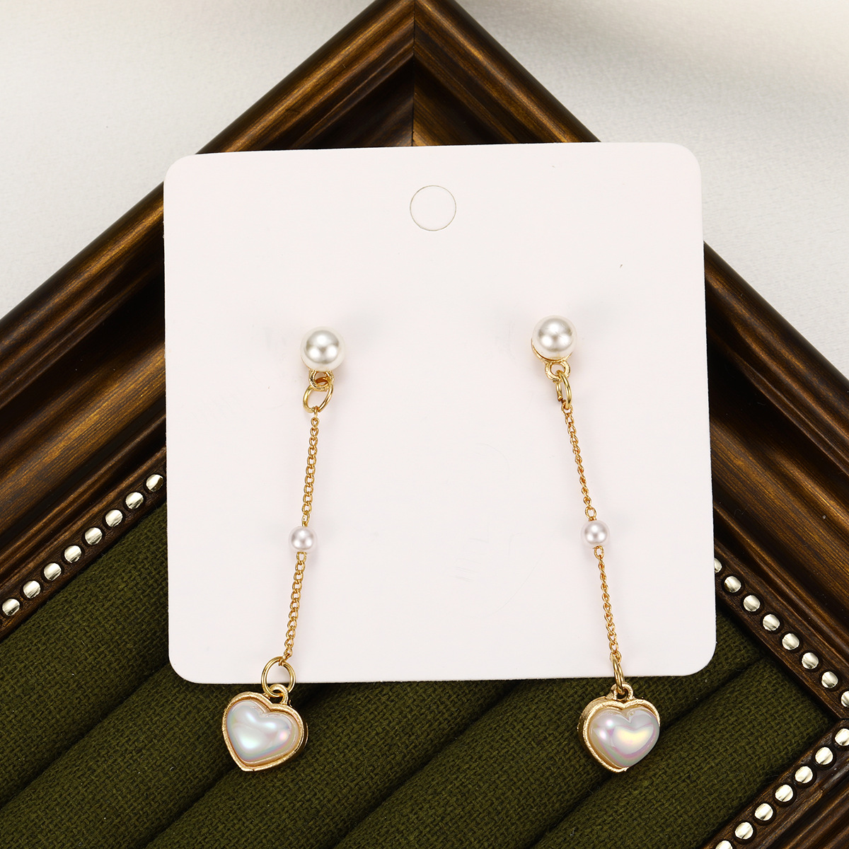 Cross-border French retro heart-shaped tassel design imitation Pearl Earrings pearl Heart Earrings Application Scenario