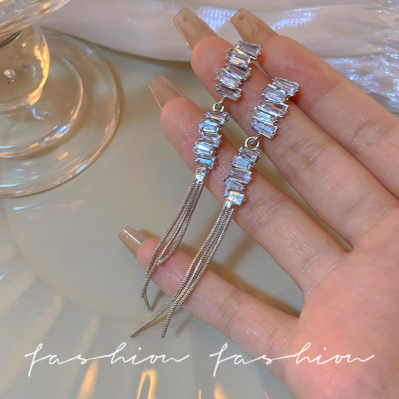 Zircon long tassel earrings for women 2025, a new bestseller with a light luxury and high-end feel. Sparkling diamond earrings, a niche and exaggerated earpiece details Picture