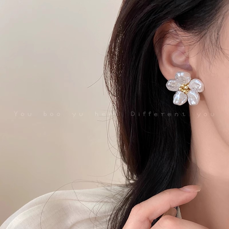 French retro Baroque pearl stud earrings for women, sweet and light luxury flower earrings, new trendy earrings in 2025 Application Scenario