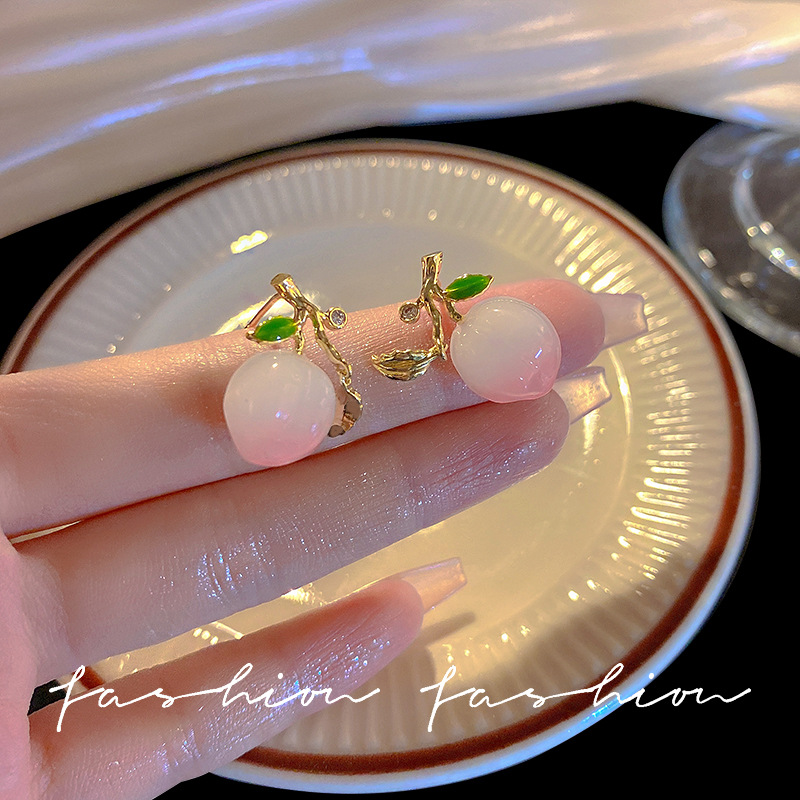 Peach cute and sweet earrings, summer green leaf ear studs, elegant socialite ear buckles, fresh and unique earrings full figure