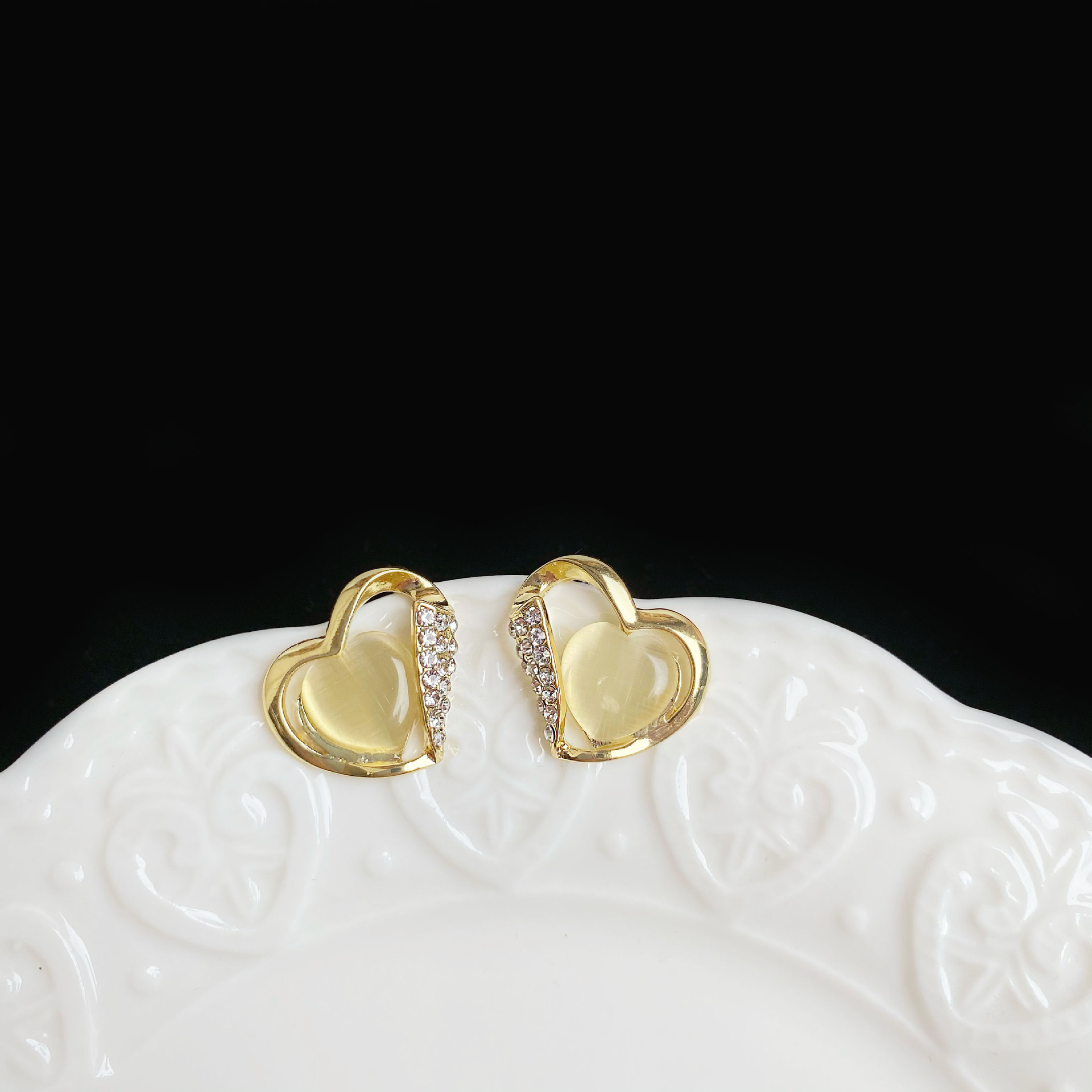 S925 Silver Needle, simple and elegant cat's eye heart-shaped earrings, slimming for round faces, fashionable and individual stud earrings with diamonds full figure