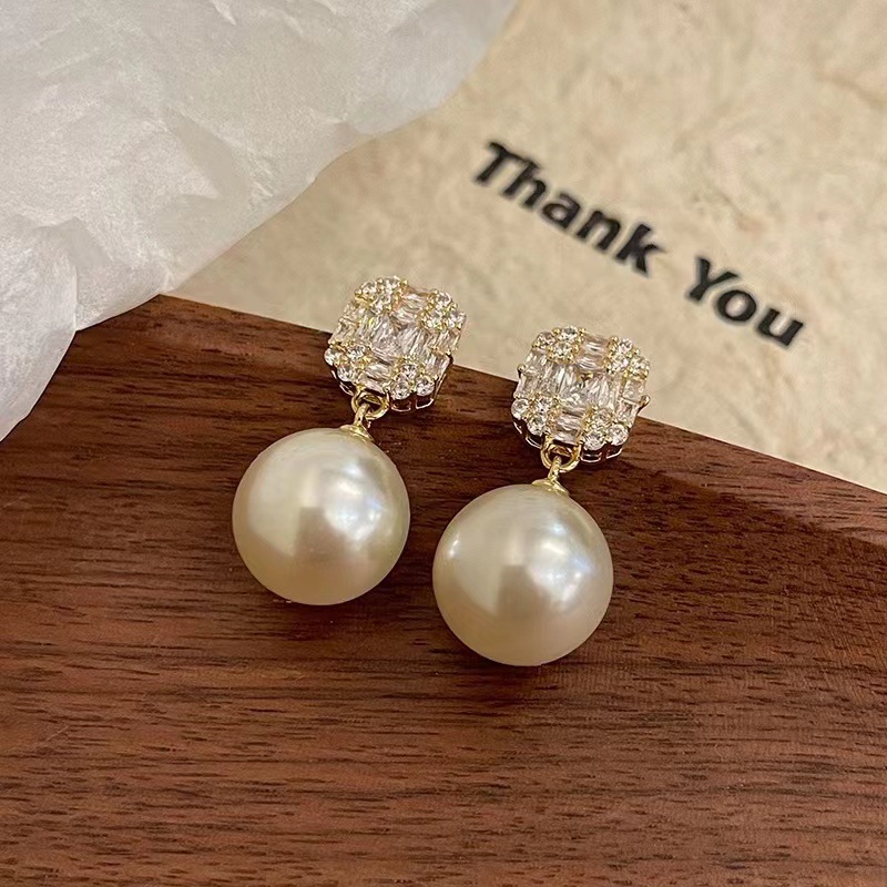 Square Zircon pearl stud earrings for women 2024 bestsellers, light luxury and elegant style earrings, French retro and high-end earrings, trendy details Picture