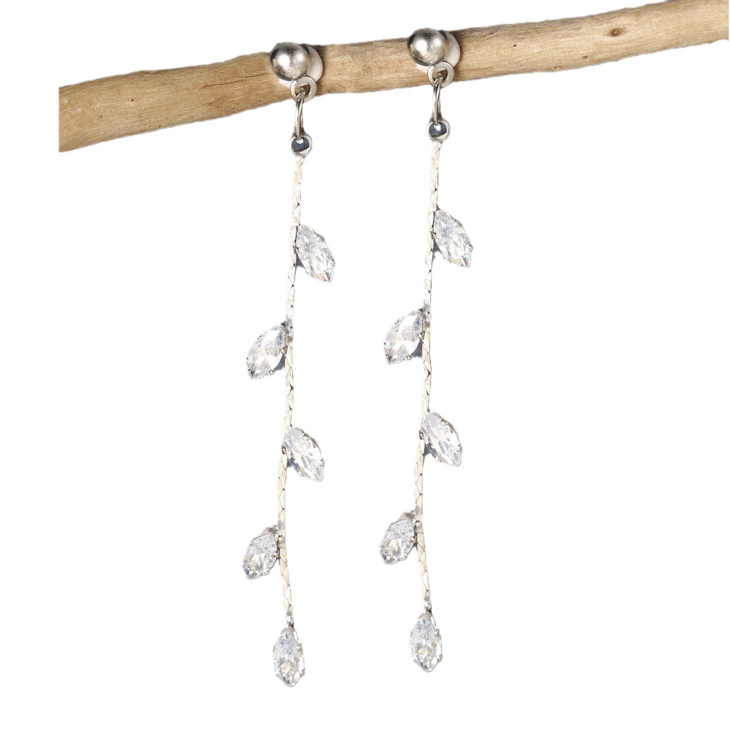 European and American cross-border tassel earrings, with a touch of zircon and a fresh and delicate style, are long and elegant leaf tassel earrings Item Picture