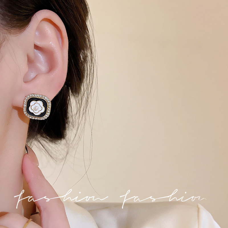 Retro Hong Kong-style Hepburn camellia pearl stud earrings, high-end and elegant French niche earrings, women's commuting earrings details Picture