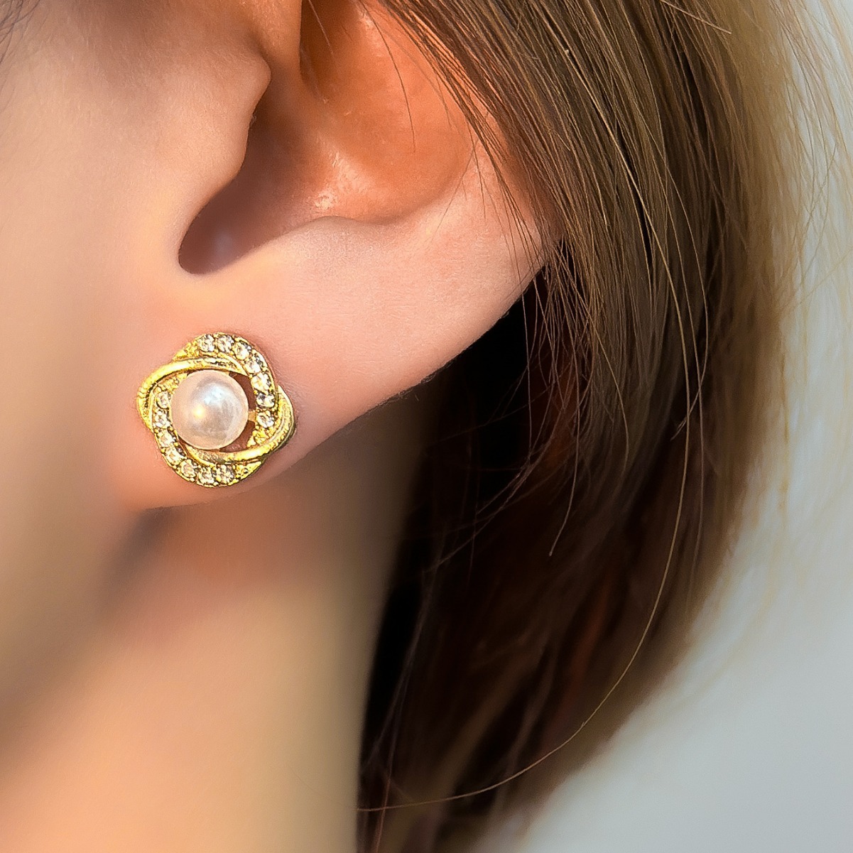 Korean exquisite and compact pearl and diamond-encrusted high-end and elegant stud earrings for women Specification drawing