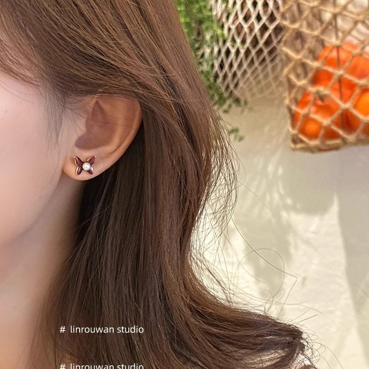 Red oil-dripping butterfly pearl stud earrings, small and cute, niche, simple and exquisite earrings, fashionable and versatile earrings Application Scenario