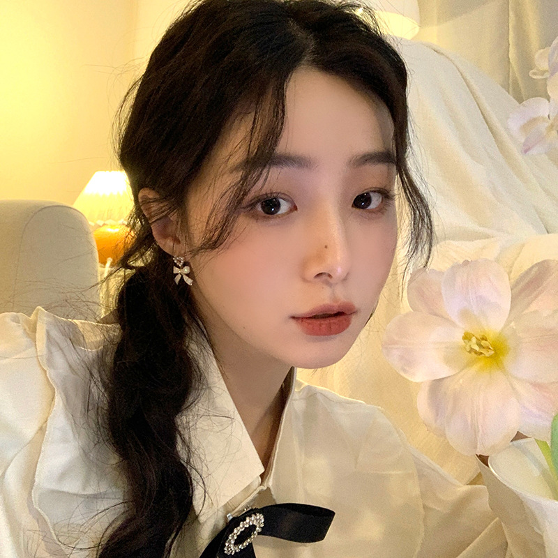 s925 Silver Needle pearl Bow Earrings, a niche design for women, are sweet, fashionable and elegant. They are high-end earrings with a sense of sophistication Application Scenario