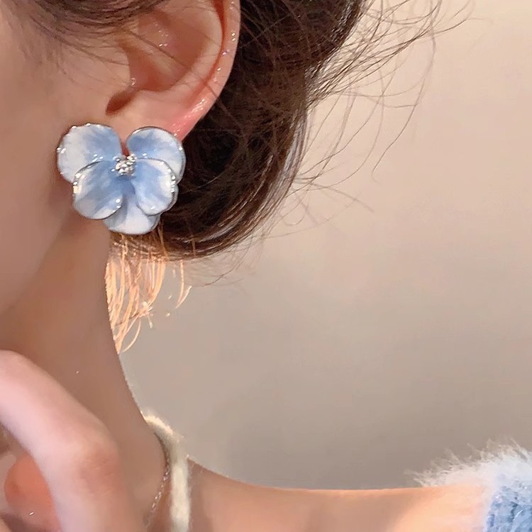 The real thing is extremely beautiful! The flower earrings have a niche design sense and a high-end feel. The retro petal stud earrings are a unique and light luxury accessory for women Specification drawing