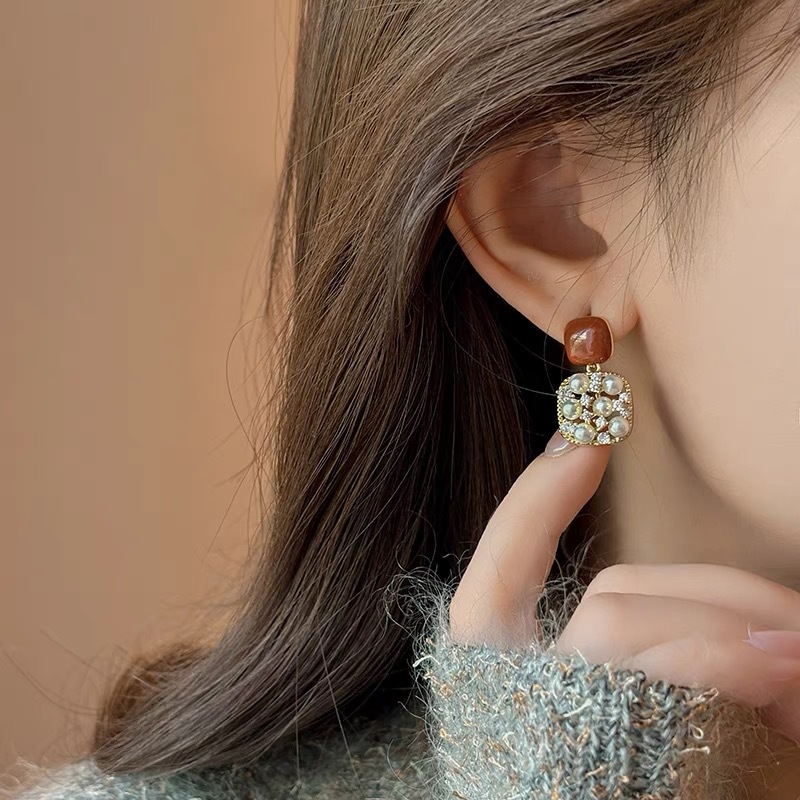 Maillard coffee-colored geometric hollowed-out pearl zircon stud earrings for women, light luxury, exquisite and fashionable earrings, simple and versatile earrings full figure