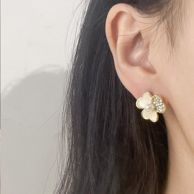 925 Silver Needle Petal Four-leaf Clover Stud Earrings for Women, mother-of-pearl cold Style earrings, new trendy earrings Application Scenario