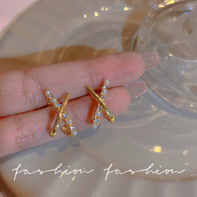 925 Silver needle crossed pearl stud earrings are exquisite, small and high-end. They are a new type of Korean earrings that exude the charm of female Internet celebrities Specification drawing
