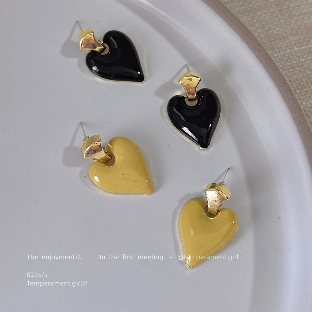 S925 Silver Needle Heart-shaped oil-dropping Glaze Stud earrings with a heart shape, exuding a feminine and high-end sophistication, are niche stud earrings and accessories Application Scenario