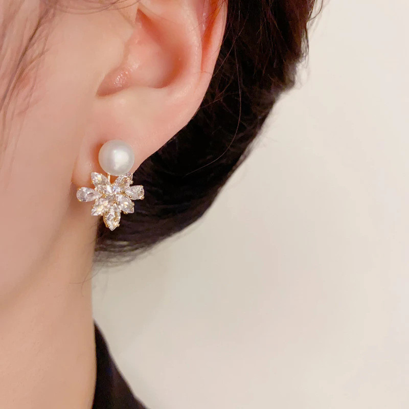 Niche design sense, light luxury zircon maple leaf stud earrings, fashionable and versatile, simple and exquisite pearl earrings, a bestseller for women on Douyin Specification drawing