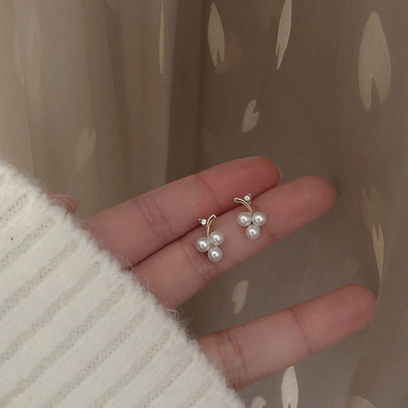 925 sterling silver ear studs, elegant small earlobes, light luxury heavy industry, pearl leaves, high-end feel, one-piece consignment details Picture