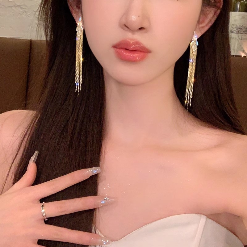 The lustrous gold light luxury long tassel earrings are a niche design for women with a sense of sophistication. The stud earrings exude a cold and elegant style Specification drawing