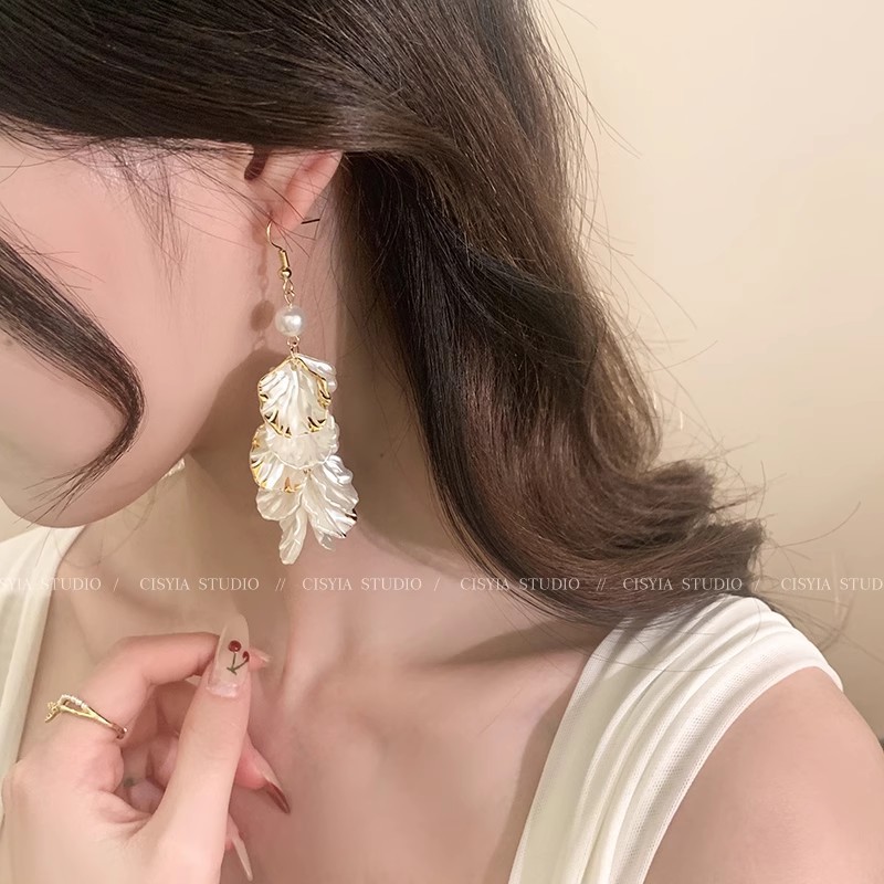 Petal-shaped long tassel earrings, women's pearl high-end, 2025 new bestseller flower earrings, French gentle stud earrings Specification drawing