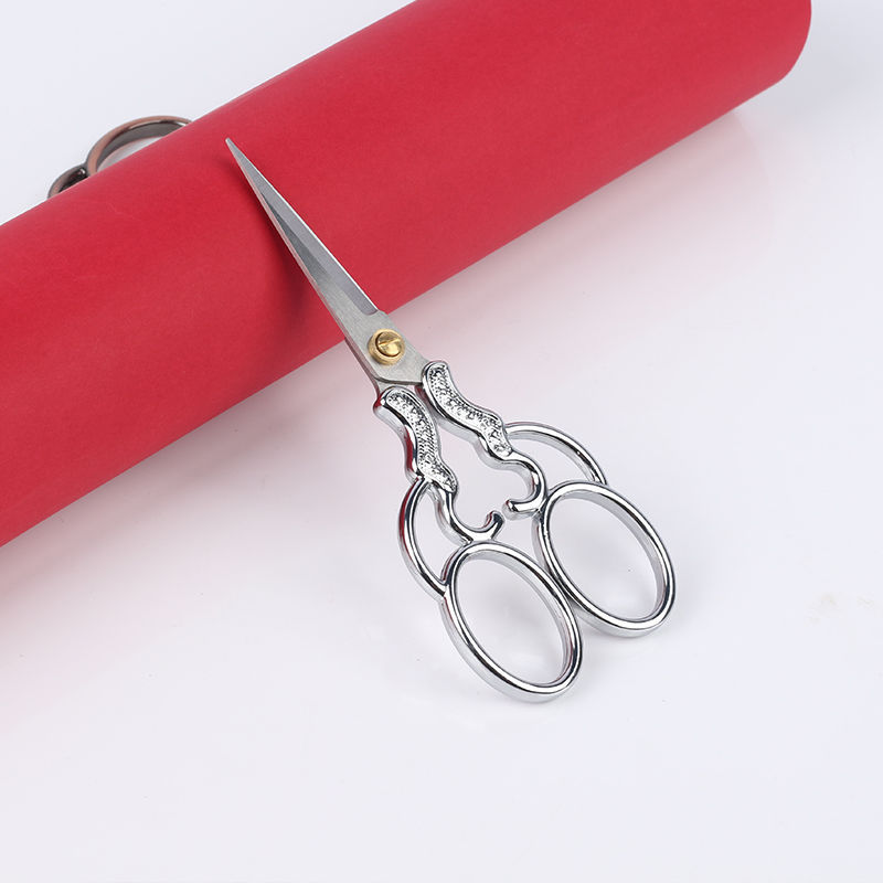Cross-stitch scissors, paper-cutting special scissors, vintage alloy embroidery thread ends, household nail and eyelash art small scissors details Picture