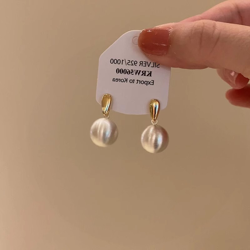 Metallic matte brushed round stud earrings with a minimalist and high-end look for women, contrasting color earrings, light luxury and versatile earrings details Picture