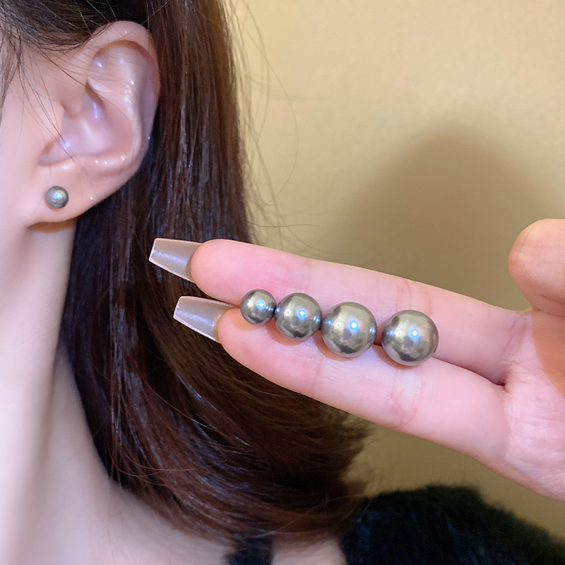 The grey pearl stud earrings are a new bestseller for women in 2025. They feature a simple and cold style with a high-end feel Application Scenario