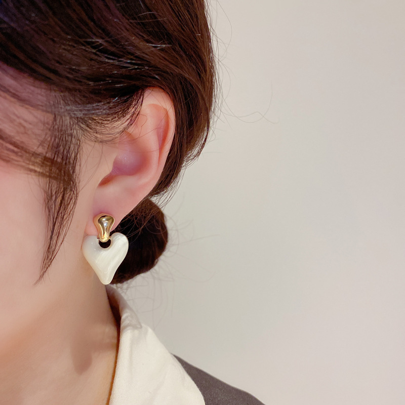S925 Silver Needle Japanese, Korean and French retro fashion simple glazed heart-shaped stud earrings for women, a niche and light luxury design Application Scenario