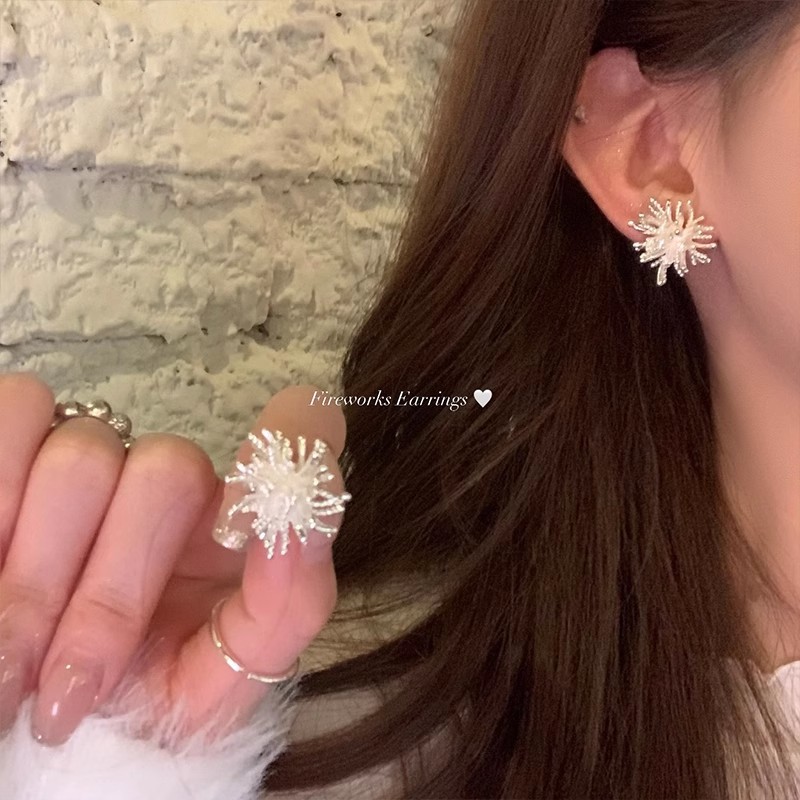New Year's Ode Fireworks stud earrings for women, light luxury, high-end, elegant and refined, golden earrings, niche design, fashionable earrings Specification drawing