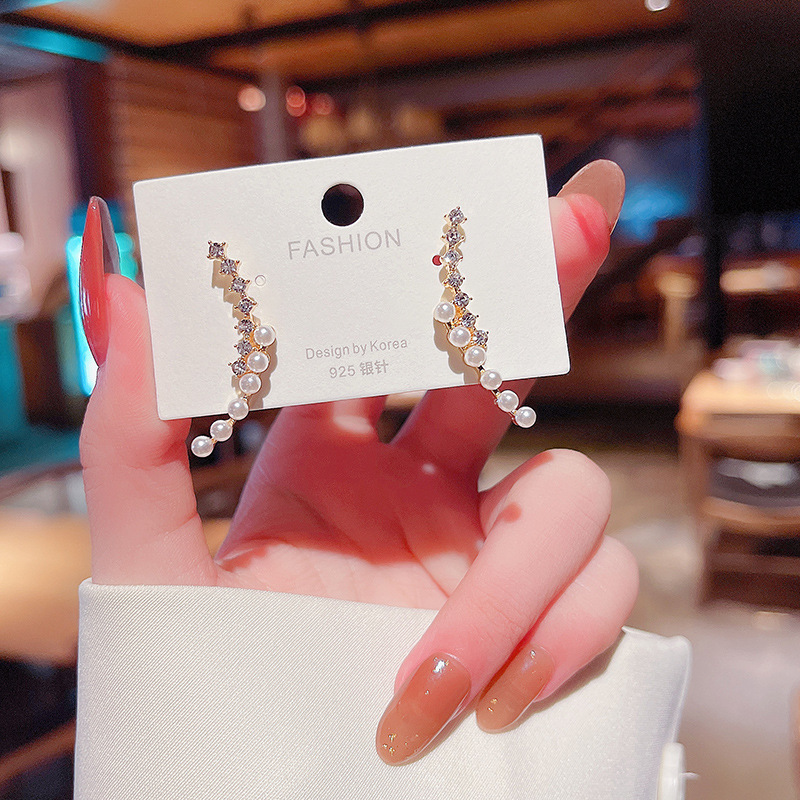 New personalized design one-piece pearl and diamond-encrusted earrings for women, simple and individual stud earrings Specification drawing