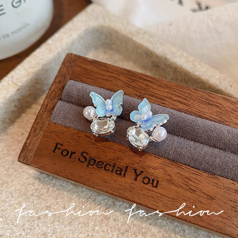 Blue butterfly pearl stud earrings are a light luxury, niche, high-end, exquisite, fashionable and elegant earring accessory for women, a fresh and delicate look Application Scenario