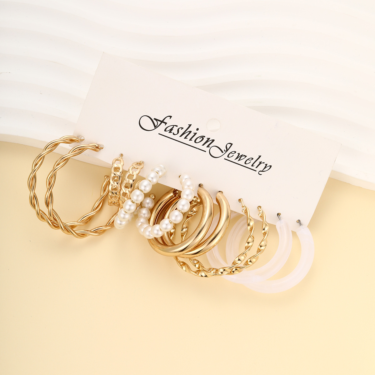 A new cross-border bestseller, fashionable and retro style, 6-piece set of C-shaped golden circle resin imitation pearl earrings Application Scenario