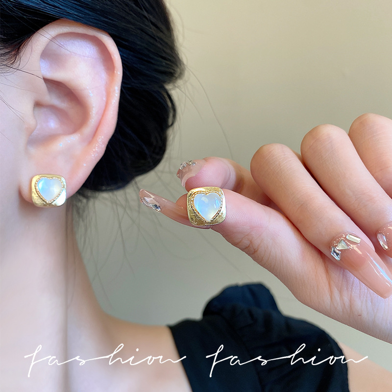 The simple and elegant design of the S925 silver needle Korean version of the super fairy new cat's eye stone heart-shaped stud earrings details Picture