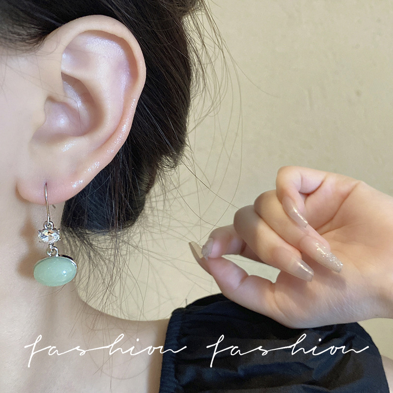 New Chinese-style cold oval diamond-encrusted earrings for women, retro Chinese style, high-end feel, unique stud earrings, earrings and ear hooks wholesale Application Scenario