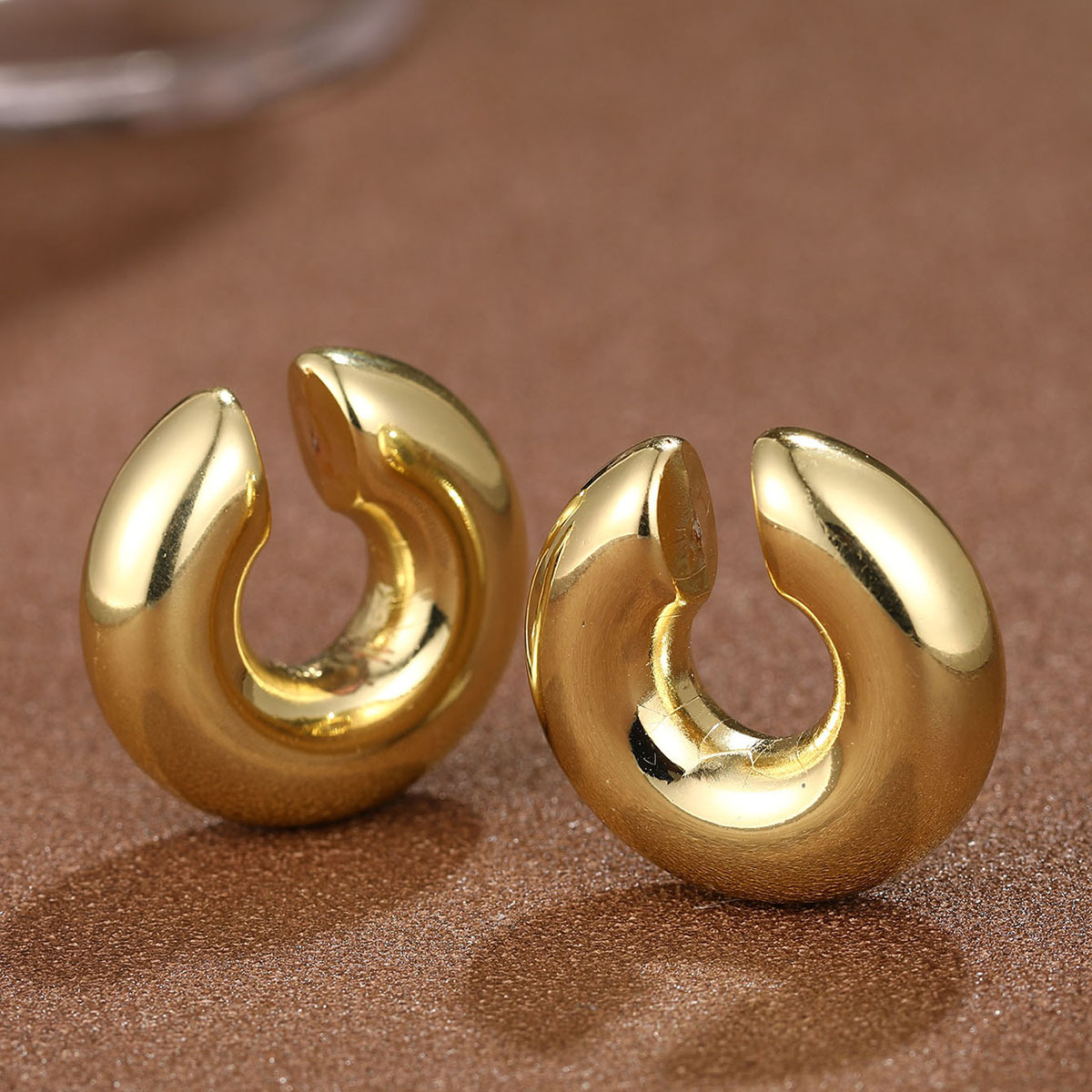 New fashionable thick cylindrical tube hollow ear clip earrings from Europe and America, simple 18k plated, no ear holes, ear bone clip Application Scenario