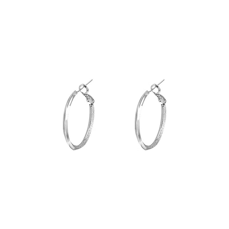 The sparkling plain ring earrings are a niche, light luxury and fashionable fashion for women. The ring ear rings exude a sense of elegance and sophistication, and are versatile Item Picture